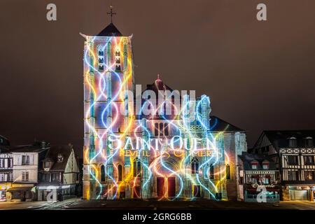 France, Eure, Vallée de Risle, Pont-Audemer, marqué le plus beau détours de France, surnommé la petite Venise de Normandie, projection cartographique sur l'église Saint-Ouen (XVIe siècle), projection vidéo réalisée par Sylvain Legros avec la voix de Bruno Putzulu, racontant l'histoire de la ville en 10 fresques animées Banque D'Images