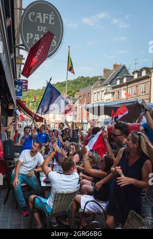 France, Eure, Vallée de Risle, Pont-Audemer, a marqué le plus beau détours de France, surnommé la petite Venise de Normandie, spectateurs soutenant l'équipe française de football, depuis la terrasse d'un bar, lors de la coupe du monde 2018 Banque D'Images