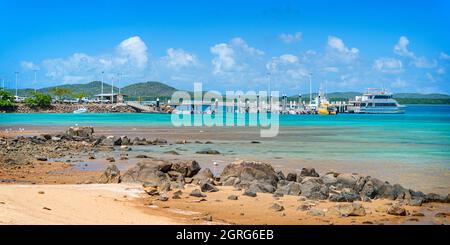 Vue sur l'estran et le quai principal à marée basse.Thursday Island, Torres Straits, Far North Queensland, Australie Banque D'Images