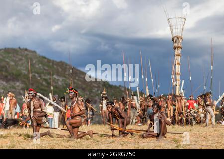 Indonésie, Papouasie, ville de Wamena, membres armés de la tribu Dani réadoptant une scène de guerre tribale et posant devant une tour de guet. Festival culturel de Baliem Valley, chaque année en août, les tribus se réunissent pour effectuer des scènes de guerre ancestrales, des défilés et de la danse dans des vêtements traditionnels Banque D'Images