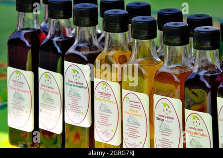 France, Doubs, Dampierre les Bois, marché du soir, artisans et producteurs locaux, ferme de la Palouse à Anjoutey, bouteilles de sirop Banque D'Images