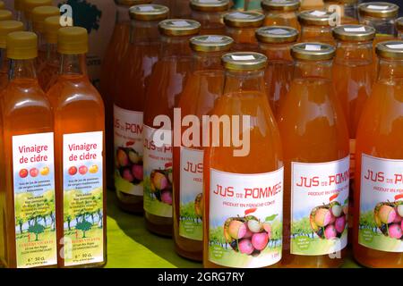 France, Doubs, Dampierre les Bois, marché du soir, artisans et producteurs locaux, association Vergers Vivants à Vandoncourt, bouteilles de jus de pomme Banque D'Images