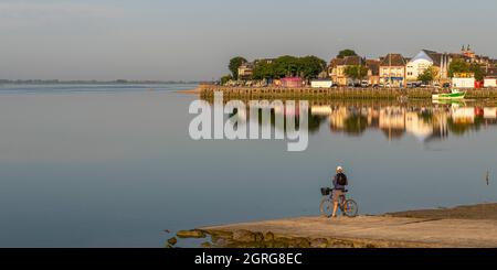 France, somme (80), Baie de somme, le Crotoy, Marais du Crotoy, Un cycliste s'arrête pour admirer la vue sur le Crotoy Banque D'Images