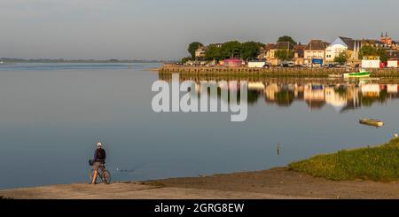 France, somme (80), Baie de somme, le Crotoy, Marais du Crotoy, Un cycliste s'arrête pour admirer la vue sur le Crotoy Banque D'Images