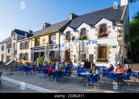 France, Morbihan, Golfe du Morbihan, péninsule de Rhuys, Saint-Gildas-de-Rhuys, Terrasses de la place Mgr Ropert Banque D'Images