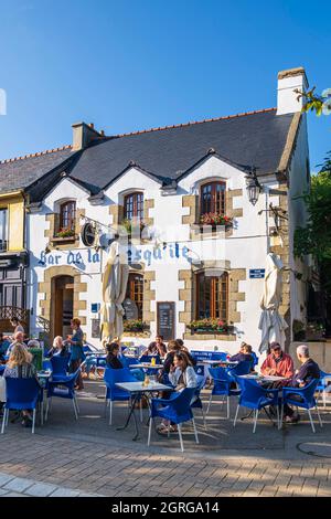 France, Morbihan, Golfe du Morbihan, péninsule de Rhuys, Saint-Gildas-de-Rhuys, Terrasses de la place Mgr Ropert Banque D'Images