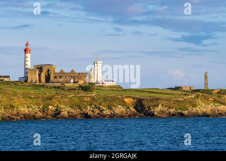 La France, Finistère, Brest, Pointe de Saint-Mathieu, point de départ du Chemin de Saint-Jacques de Compostelle, Saint-Mathieu phare construit en 1835, l'abbaye Saint-Mathieu de Fine-Terre et le sémaphore (1906) Banque D'Images