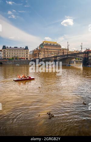 Théâtre national et pont de la légion, Prague, République tchèque, vue sur le front de mer de la Vltava Banque D'Images