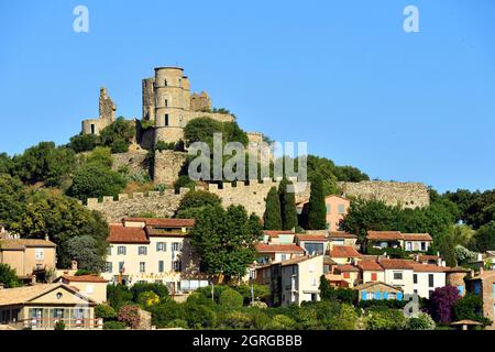 France, Var, Golf de St Tropez, Grimaud, le village et les ruines du château Banque D'Images