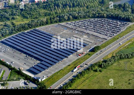 France, Doubs, Sochaux-Montbéliard, parking Peugeot, parc solaire, vue aérienne Banque D'Images