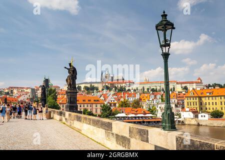 Hradcany, vue sur la Vltava et le château de Prague depuis le pont Charles, Prague, République tchèque Banque D'Images