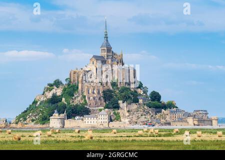 France, Manche, le Mont Saint-Michel, abbaye du Mont Saint-Michel sur son île aux marées rocheuses (site classé au patrimoine mondial de l'UNESCO) Banque D'Images