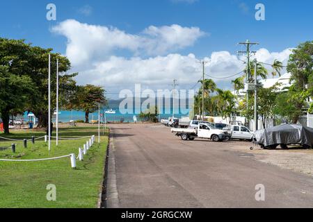 Vue sur Normanby Street en direction de Victoria Parade et de l'estran, Thursday Island, Torres Straits, North Queensland, Australie Banque D'Images