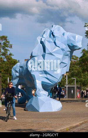 France, Gironde, Bordeaux, sculpture du Lion bleu par l'artiste Xavier Veilhan Banque D'Images