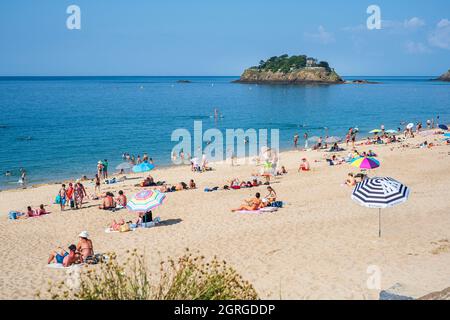 France, Ille-et-Vilaine, Saint-Coulomb, la plage du Guesclin et l'île le long du sentier de randonnée ou du sentier de douane GR 34 Banque D'Images