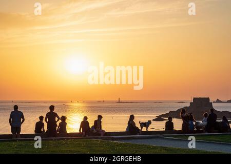 France, Ille-et-Vilaine, Saint-Malo intra-muros, coucher de soleil sur la forteresse du petit Bé Banque D'Images