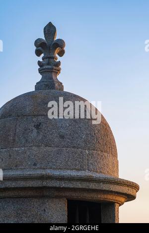 France, Ille-et-Vilaine, Saint-Malo intra-muros, les remparts de granit qui entourent la ville, le château Saint-Philippe Banque D'Images