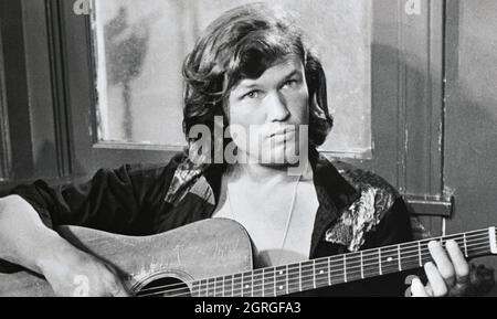 KRIS KRISTOFFERSON photo promotionnelle du musicien de pays américain, de l'auteur-compositeur et de l'acteur de cinéma vers 1968 Banque D'Images