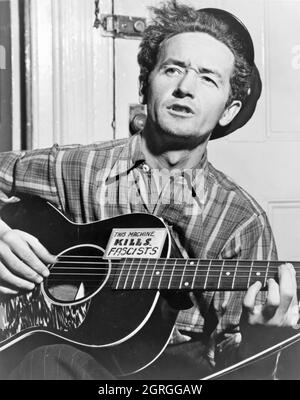 WOODY GUTHRIE (1912-1967) photo promotionnelle du musicien folk américain en mars 1943 Banque D'Images