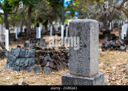 Pierres de tête marquant les tombes japonaises, cimetière de l'île Thursday, détroit de Torres, extrême nord du Queensland, Australie Banque D'Images