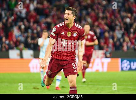 Robert LEWANDOWSKI, FCB 9 scores, buts de buts , Tor, Treffer, 11m 1-0, célèbre son but, heureux, rire, célébration, Dans le match FC BAYERN MUENCHEN - FC DYNAMO KIEW (Kiev) 5-0 de la Ligue des champions de football de la saison 2021/2022 à Munich, le 29 septembre 20201. © Peter Schatz / Alamy Live News Banque D'Images