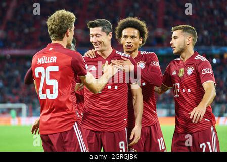 Robert LEWANDOWSKI, FCB 9 scores, buts de buts , Tor, Treffer, 11m 1-0, célèbre son but, heureux, rire, célébration, Avec Leroy SANE, FCB 10 , Lucas HERNANDEZ (FCB 21) Thomas MUELLER, MÜLLER, FCB 25 dans le match FC BAYERN MUENCHEN - FC DYNAMO KIEW (Kiev) 5-0 de la Ligue des champions de football de la saison 2021/2022 à Munich, le 29 septembre 20201. © Peter Schatz / Alamy Live News Banque D'Images