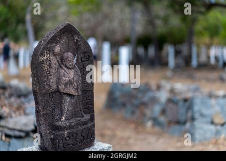 Pierres de tête marquant les tombes japonaises, cimetière de l'île Thursday, détroit de Torres, extrême nord du Queensland, Australie Banque D'Images