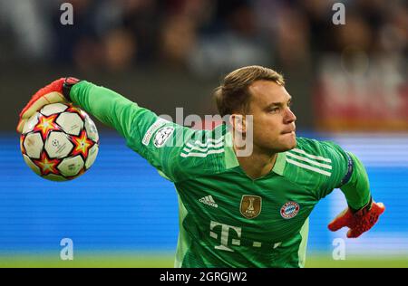 Manuel NEUER, gardien de but FCB 1 au match FC BAYERN MUENCHEN - FC DYNAMO KIEW (Kiev) 5-0 de la Ligue des champions de football de la saison 2021/2022 à Munich, le 29 septembre 20201. © Peter Schatz / Alamy Live News Banque D'Images