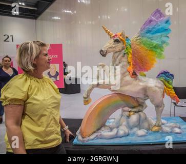 Londres, Royaume-Uni. 1er octobre 2021. Zoe Burmester de Sugar Street Studios avec quelques-uns de ses gâteaux fantaisie crédit: Paul Quezada-Neiman/Alamy Live News Banque D'Images