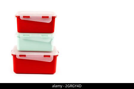 Un ensemble de récipients en plastique multicolores pour un stockage facile des aliments et un soulagement rapide de la faim. Isolé sur blanc avec place pour le texte. Banque D'Images