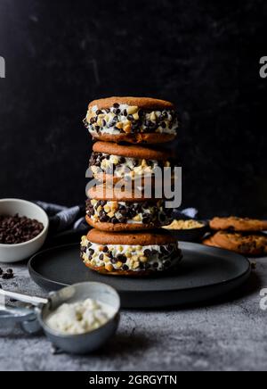 Une pile de sandwiches de glace à biscuits aux pépites de chocolat sur une assiette. Banque D'Images