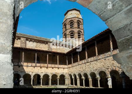 Lavaudieu.Abbaye de Saint-André, vue sur son cloître roman, son clocher et les galeries, département de la haute Loire, Auvergne Rhône Alpes, France Banque D'Images