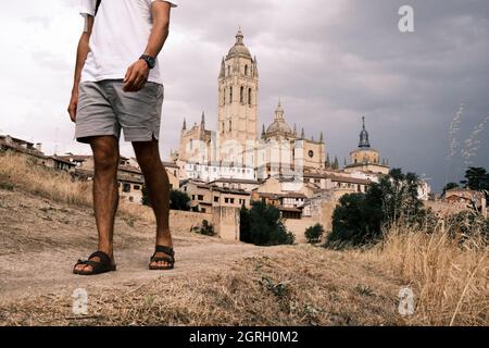 Les jambes d'un pèlerin sur les sandales et la coquille sont le signal dans une ancienne ville d'Espagne Banque D'Images