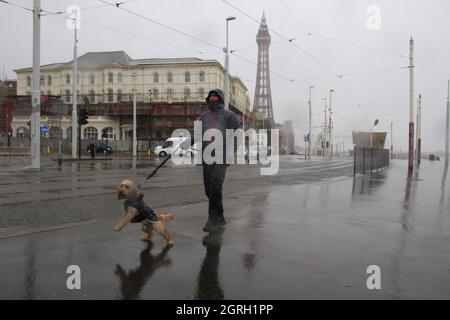 3 mai 2021 BL;ackpool, Lancashire, Angleterre. Les voyageurs d'une journée sur le front de mer sont écrasés par la pluie torrentielle et les vents forts lors des vacances traditionnelles de May Bank. Les jours fériés, qui devraient être des périodes de plaisir sont souvent ruinés par mauvais temps.photos par Phil Taylor ARPS. Tél. : 07947390596 e-mail : philtaylorphoto@gmail.com pour Alamy.com Banque D'Images