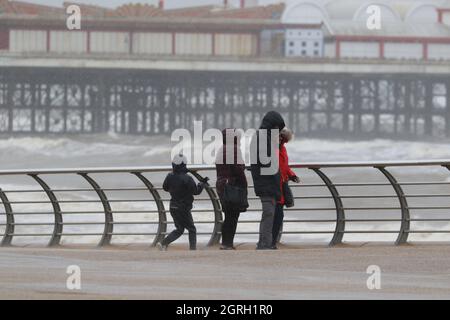 3 mai 2021 BL;ackpool, Lancashire, Angleterre. Les voyageurs d'une journée sur le front de mer sont écrasés par la pluie torrentielle et les vents forts lors des vacances traditionnelles de May Bank. Les jours fériés, qui devraient être des périodes de plaisir sont souvent ruinés par mauvais temps.photos par Phil Taylor ARPS. Tél. : 07947390596 e-mail : philtaylorphoto@gmail.com pour Alamy.com Banque D'Images