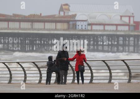 3 mai 2021 BL;ackpool, Lancashire, Angleterre. Les voyageurs d'une journée sur le front de mer sont écrasés par la pluie torrentielle et les vents forts lors des vacances traditionnelles de May Bank. Les jours fériés, qui devraient être des périodes de plaisir sont souvent ruinés par mauvais temps.photos par Phil Taylor ARPS. Tél. : 07947390596 e-mail : philtaylorphoto@gmail.com pour Alamy.com Banque D'Images