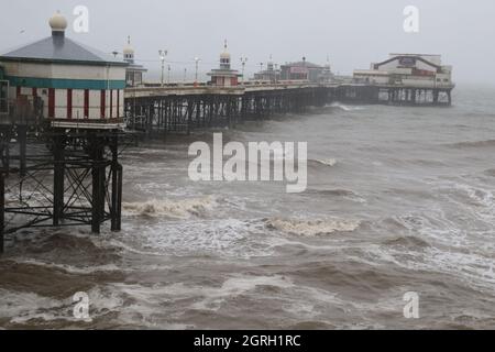 3 mai 2021 BL;ackpool, Lancashire, Angleterre. L'embarcadère nord de Vlackpool est écrasé par des pluies torrentielles et des vents forts lors du traditionnel May Bank Holiday. Les jours fériés, qui devraient être des périodes de plaisir sont souvent ruinés par mauvais temps.photos par Phil Taylor ARPS. Tél. : 07947390596 e-mail : philtaylorphoto@gmail.com pour Alamy.com Banque D'Images