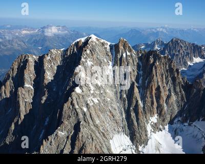 VUE AÉRIENNE du sud. Aiguille verte (altitude : 4122 mètres), Chamonix, massif du Mont blanc, haute-Savoie, France. Banque D'Images
