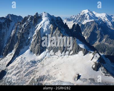 VUE AÉRIENNE. Face nord de l'aiguille verte (altitude : 4122m) avec le Mont blanc (4807m) au loin. Chamonix, haute-Savoie, France. Banque D'Images