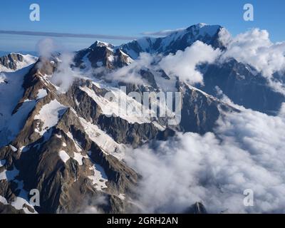 VUE AÉRIENNE. Aiguille des Glaciers, aiguille de Trête et Mont blanc (au loin). Val Veni, Courmayeur, Vallée d'Aoste, Italie. Banque D'Images