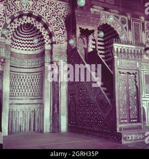 Gebetsnische mit drehbaren Säulen (für Blinde) in der Mohammed-Ali-Moschee auf der Zitadelle in Kairo, Ägitten 1955. Niche de prière avec colonnes rotables (pour les aveugles) à la mosquée alabâtre sur la citadelle au Caire, Égypte 1955. Banque D'Images