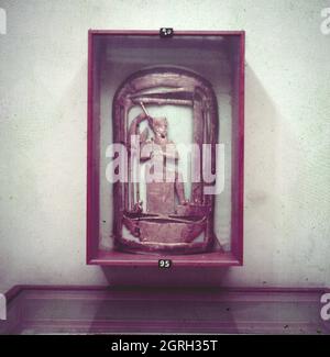 Standarte aus spätpharaonischer Zeit im Ägittischen Museum in Kairo, Ägitten 1955. Drapeau de la Ptoléméen au musée égyptien du Caire, Égypte 1955. Banque D'Images