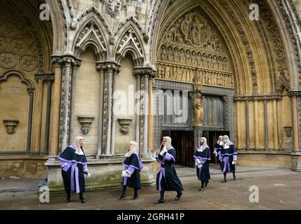 Les juges se traitent de l'abbaye de Westminster aux chambres du Parlement à la suite du Service annuel des juges, qui marque le début de la nouvelle année légale. Date de la photo : vendredi 1er octobre 2021. Banque D'Images