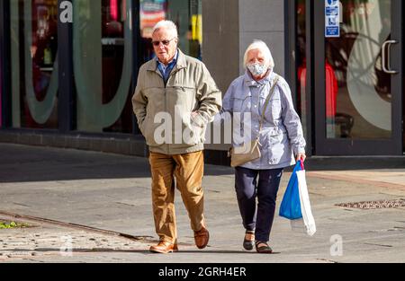 Dundee, Tayside, Écosse, Royaume-Uni. 1er octobre 2021. Météo au Royaume-Uni : soleil d'automne chaud avec une brise fraîche à travers le nord-est de l'Écosse, des températures atteignant 14°C. Le temps chaud et ensoleillé de l'automne a amené les habitants de la région à passer la journée de shopping d'octobre dans le centre-ville de Dundee. Crédit : Dundee Photographics/Alamy Live News Banque D'Images