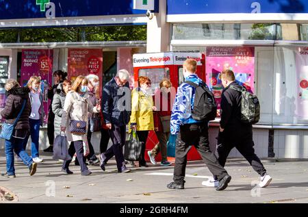 Dundee, Tayside, Écosse, Royaume-Uni. 1er octobre 2021. Météo au Royaume-Uni : soleil d'automne chaud avec une brise fraîche à travers le nord-est de l'Écosse, des températures atteignant 14°C. Le temps chaud et ensoleillé de l'automne a amené les habitants de la région à passer la journée de shopping d'octobre dans le centre-ville de Dundee. Crédit : Dundee Photographics/Alamy Live News Banque D'Images