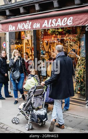 Vue arrière des clients qui visitent le magasin de Noël un Noël en Alsace Banque D'Images