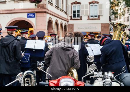 Concert gratuit de Noël à la place Gutenberg - vue arrière des musiciens Banque D'Images