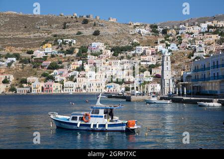 Bateau de pêche, Port de Gialos, île Symi (Simi), Groupe des îles Dodécanèse, Grèce Banque D'Images