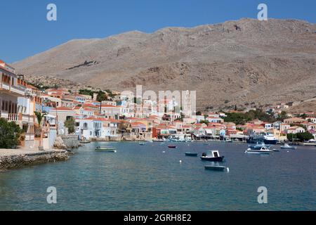 Bateaux de pêche, port d'Emborio, île de Halki (Chalki), Groupe dodécanèse, Grèce Banque D'Images