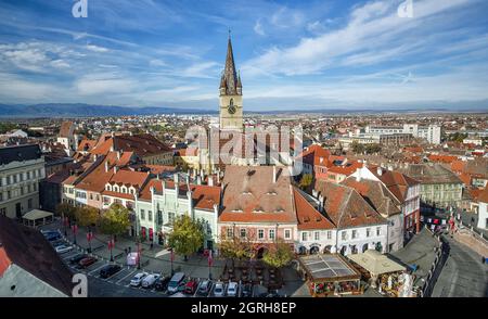 Vue d'ensemble aérienne de Sibiu, Roumanie depuis la Tour du Conseil avec la petite place (Piata Mica) et la rampe menant à la ville basse Banque D'Images